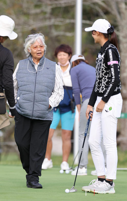 練習する馬場（右）に声を掛ける岡本綾子（撮影・前田充）