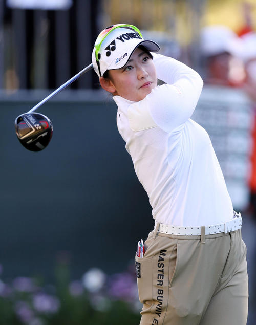 10番、ティーショットを放つ岩井千（撮影・前田充）