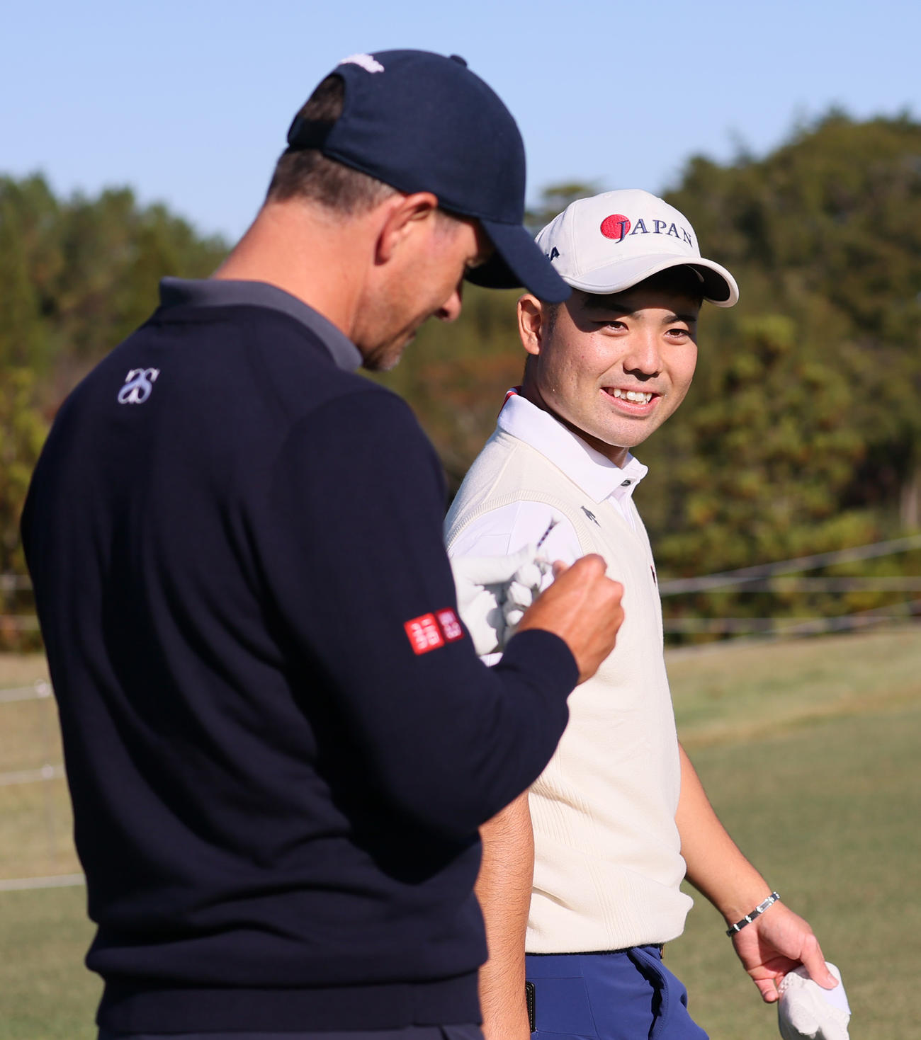 練習ラウンド1番、蝉川泰果（右）はティーショットを放ちアダム・スコットとセカンド地点へ向かう（撮影・上山淳一）