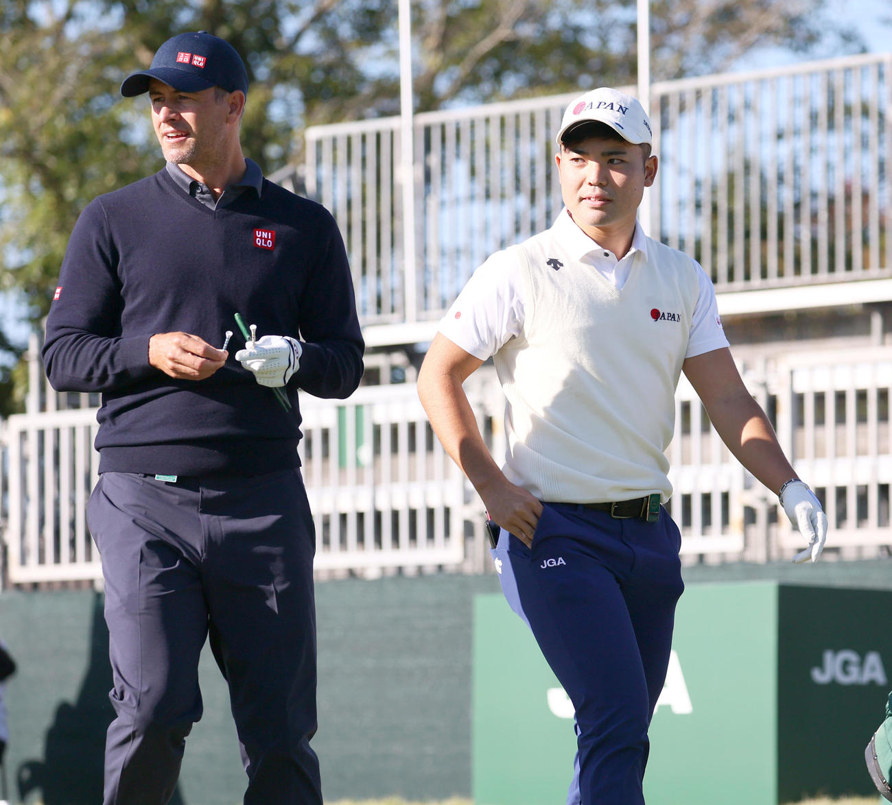 練習ラウンド1番、蝉川泰果（右）はティーショットを放ちアダム・スコットとセカンド地点へ向かう（撮影・上山淳一）