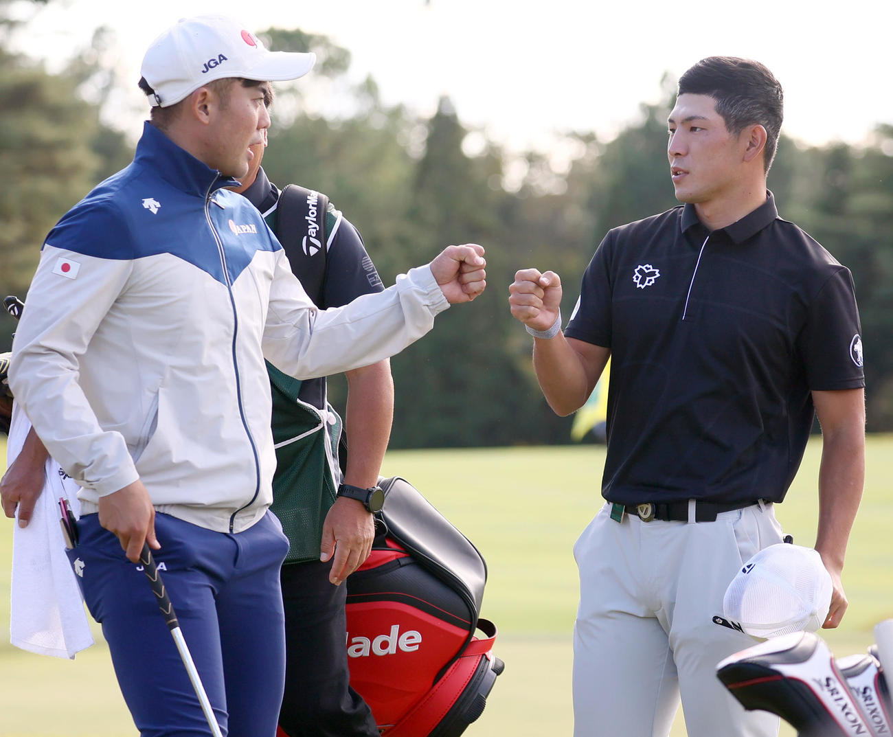 練習ラウンドを終えた中島啓太（右）は蝉川泰果とグータッチする（撮影・上山淳一）