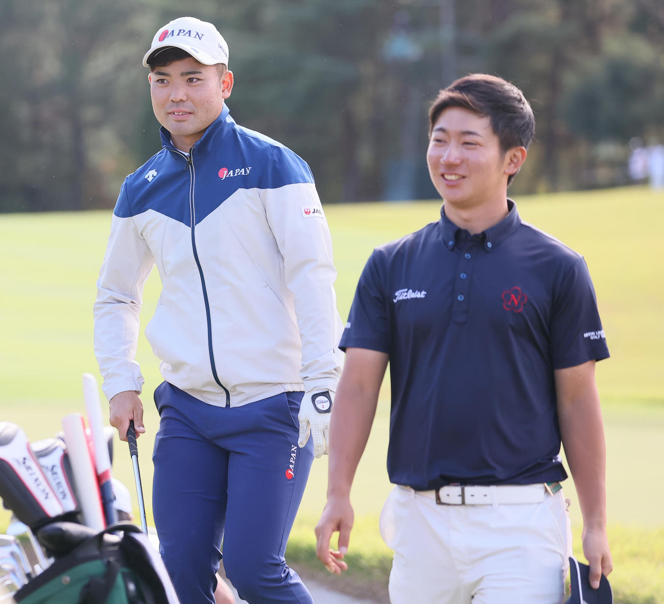 練習ラウンドを終え、笑顔を見せる蝉川泰果（左）と杉浦悠太（撮影・上山淳一）