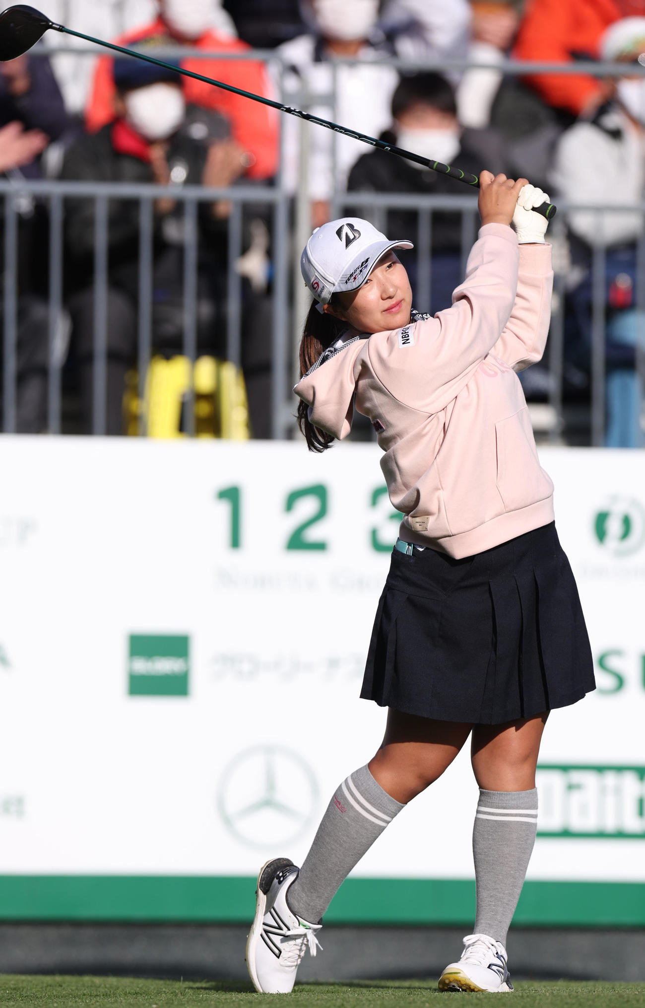 1番、ティーショットを放つ阿部（撮影・前田充）