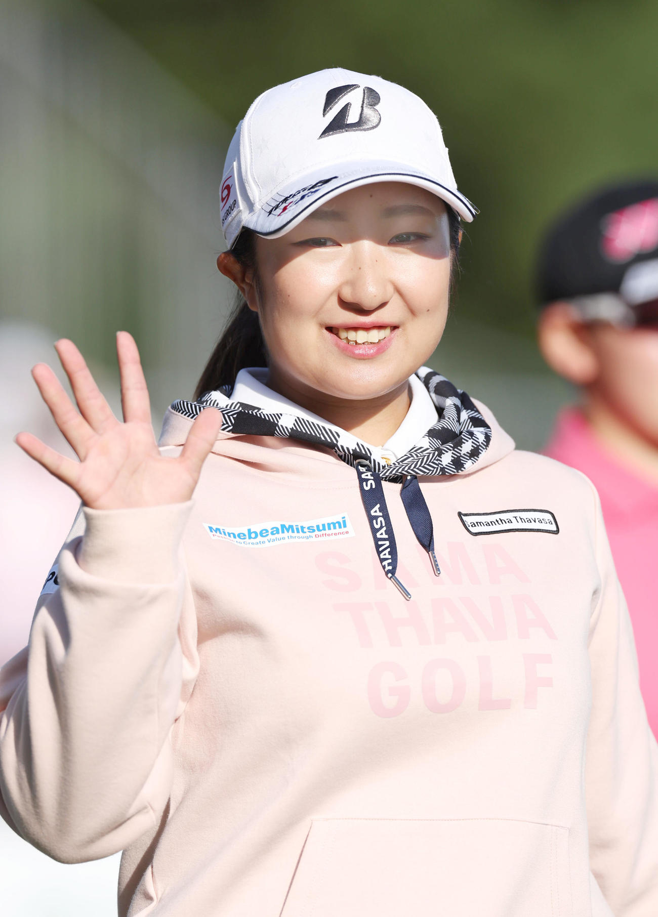 1番、ティーショットを放ち、笑顔で第2打へ向かう阿部（撮影・前田充）