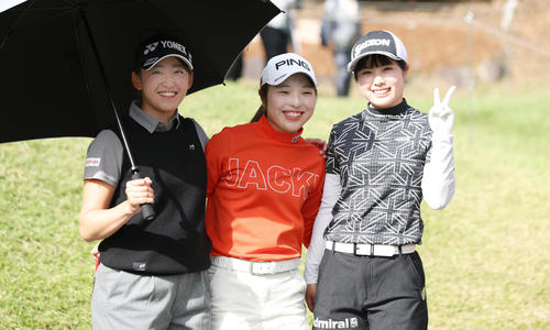 2番、笑顔で写真に納まる、左から岩井千、佐久間、尾関（撮影・前田充）