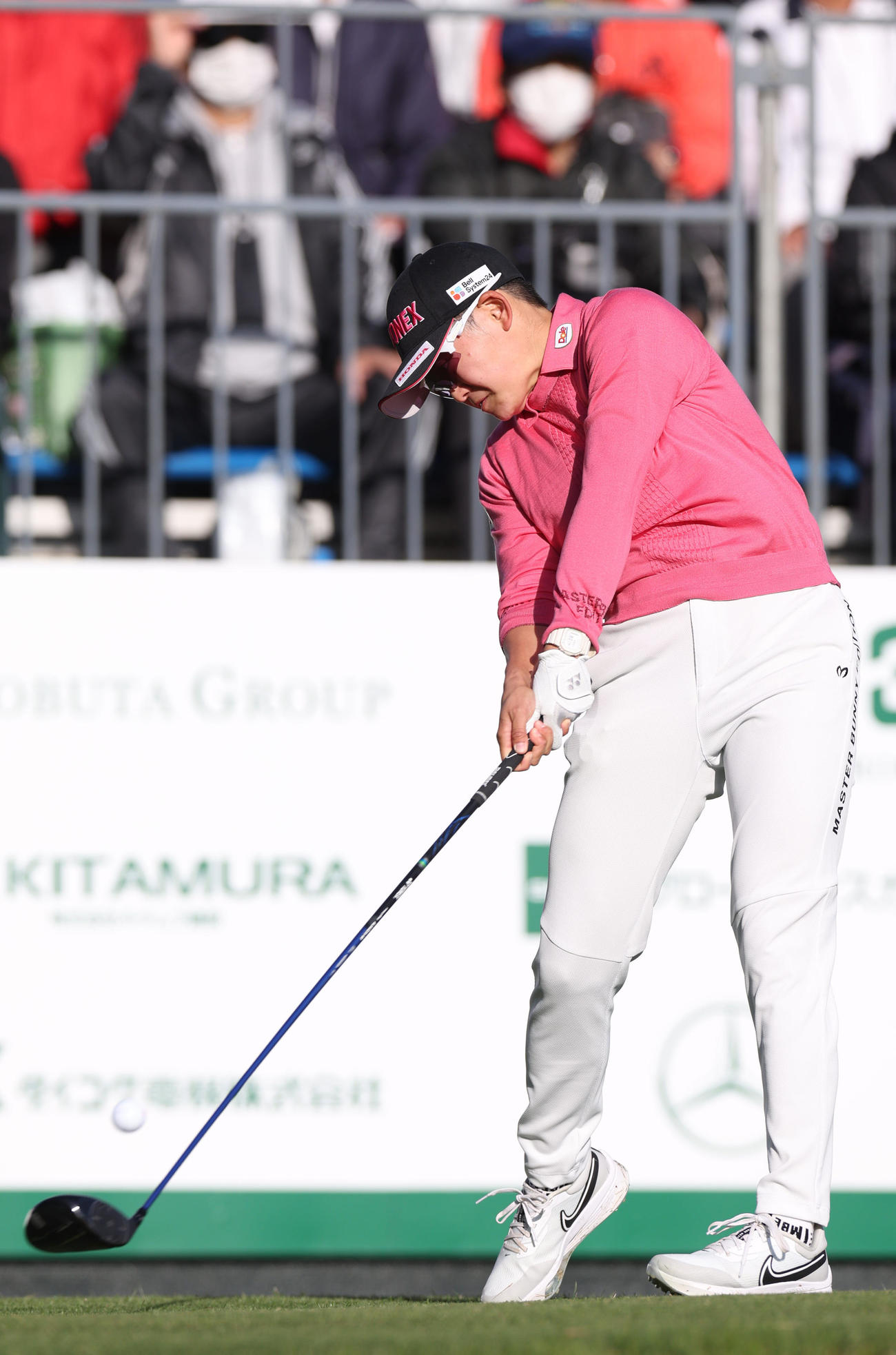 1番、ティーショットを放つ岩井明（撮影・前田充）