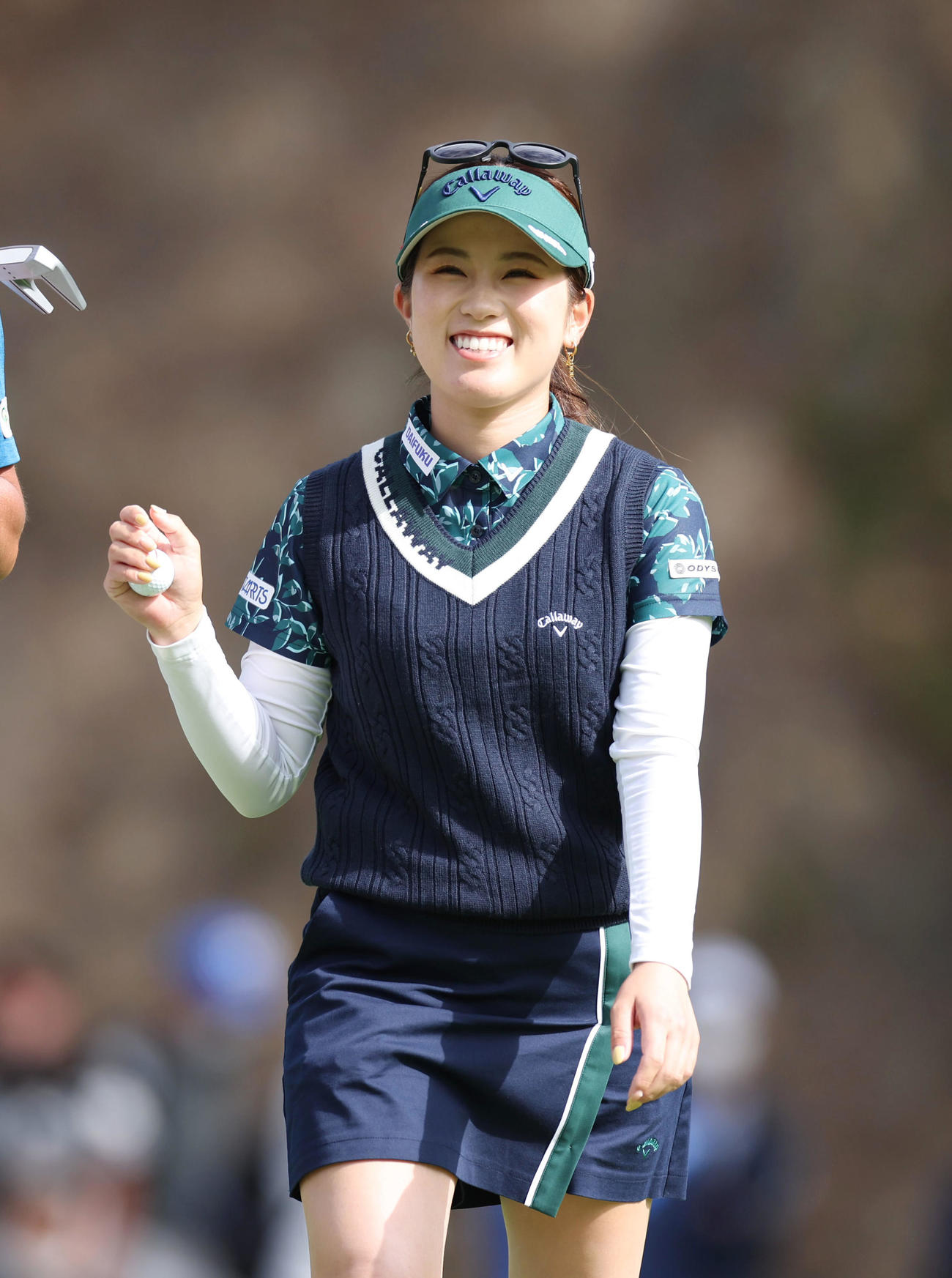 笑顔を見せながら2番へ向かう西村（撮影・前田充）