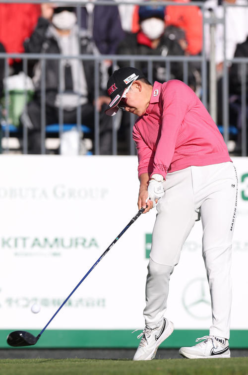 1番、ティーショットを放つ岩井明（撮影・前田充）