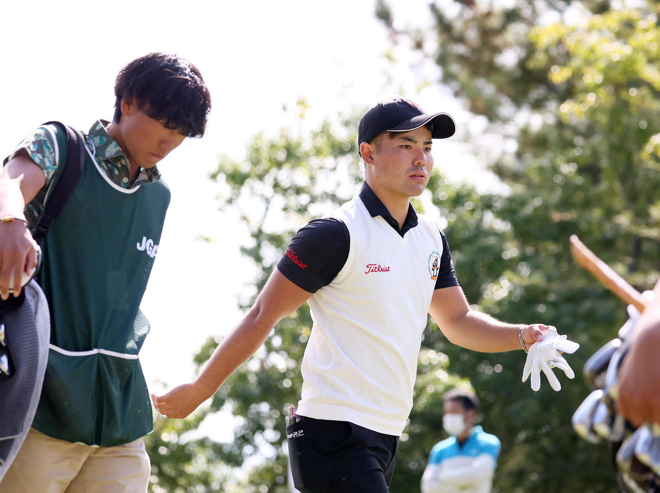 4番、蝉川（右）はティーショットを放ち移動する（撮影・上山淳一）