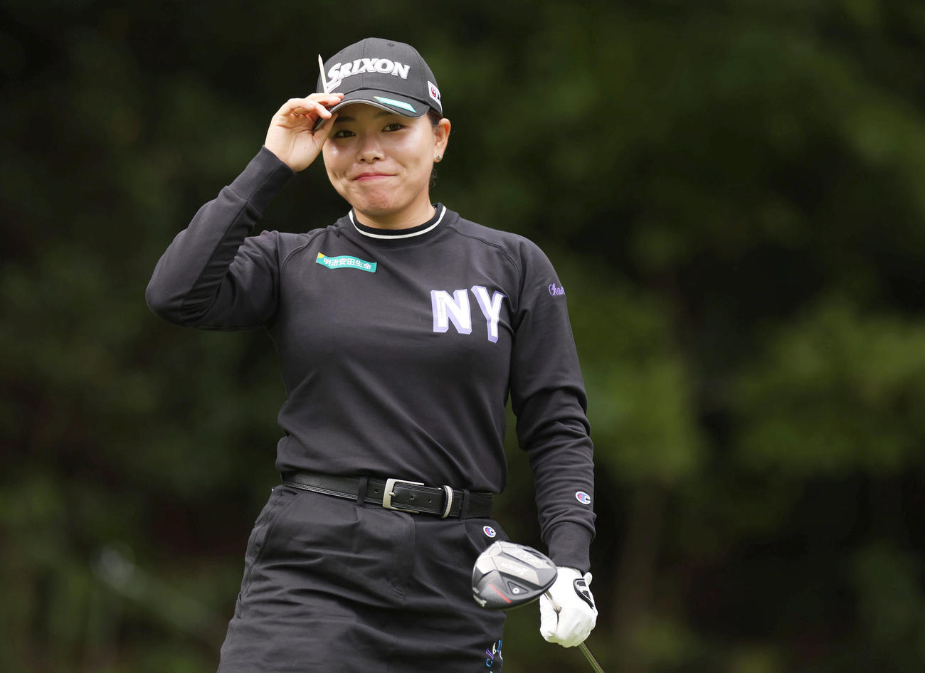 2番、ティーショットを放ちギャラリーの拍手に応える勝（撮影・前田充）