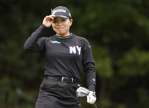 2番、ティーショットを放ちギャラリーの拍手に応える勝（撮影・前田充）