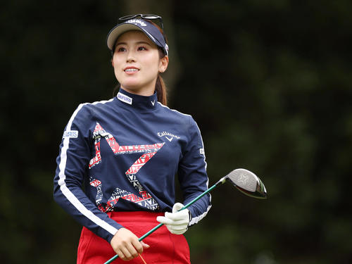 2番、ティーショットを放ち打球を見つめる西村（撮影・前田充）