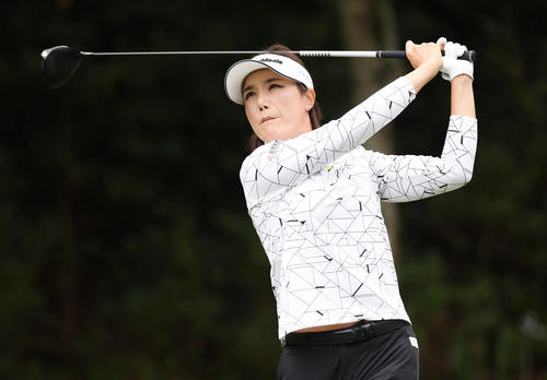2番、ティーショットを放つ全美貞（撮影・前田充）