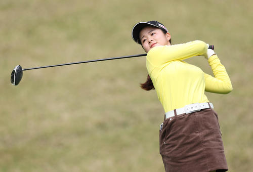 5番、ティーショットを放つ川崎（撮影・前田充）