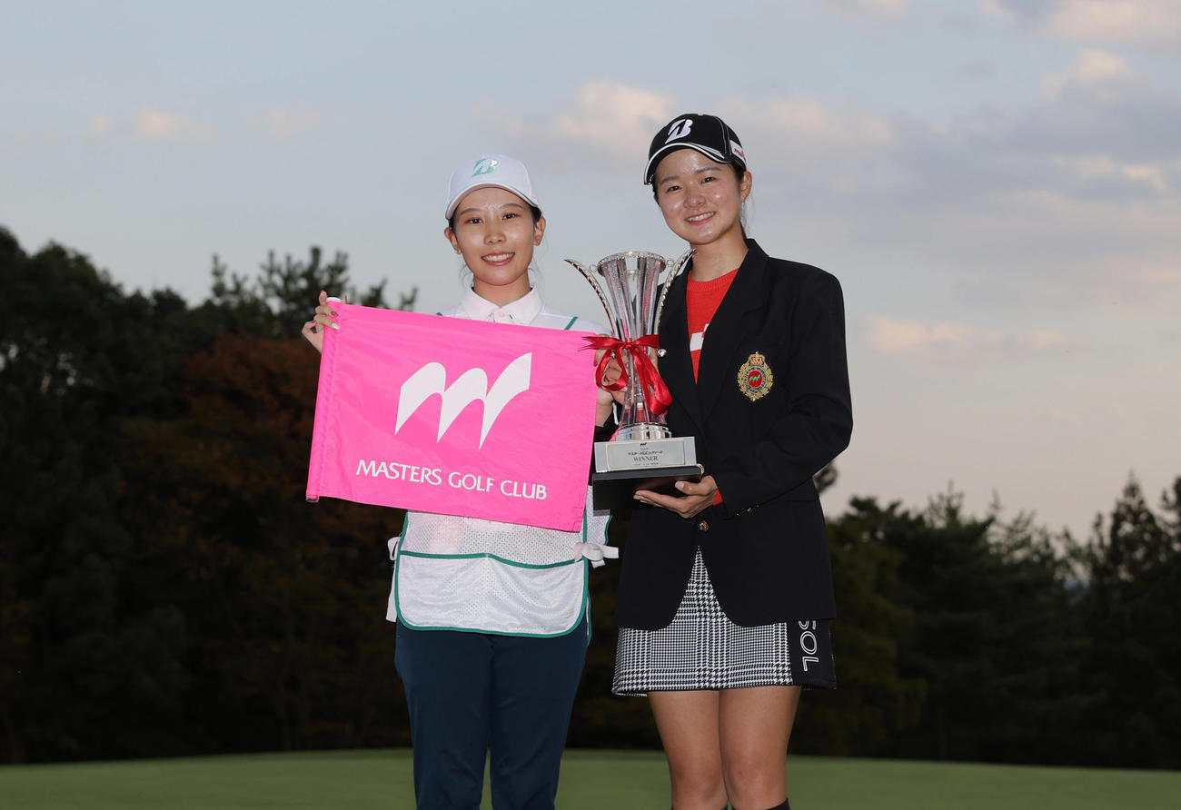 キャディーを務めた森田彩聖さん（左）と優勝トロフィーを手に笑顔で写真に納まる川崎（撮影・前田充）