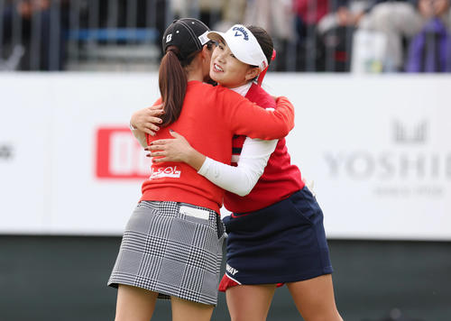 優勝した川崎(左)と抱き合う河本(撮影・前田充)