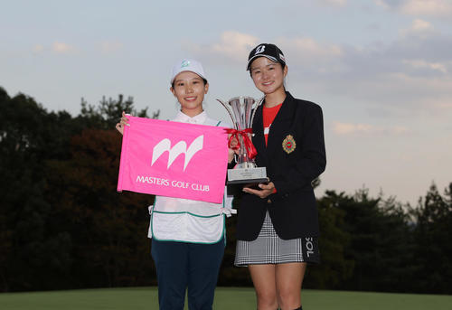 キャディーを務めた森田彩聖さん(左)と優勝トロフィーを手に笑顔で写真に納まる川崎(撮影・前田充)