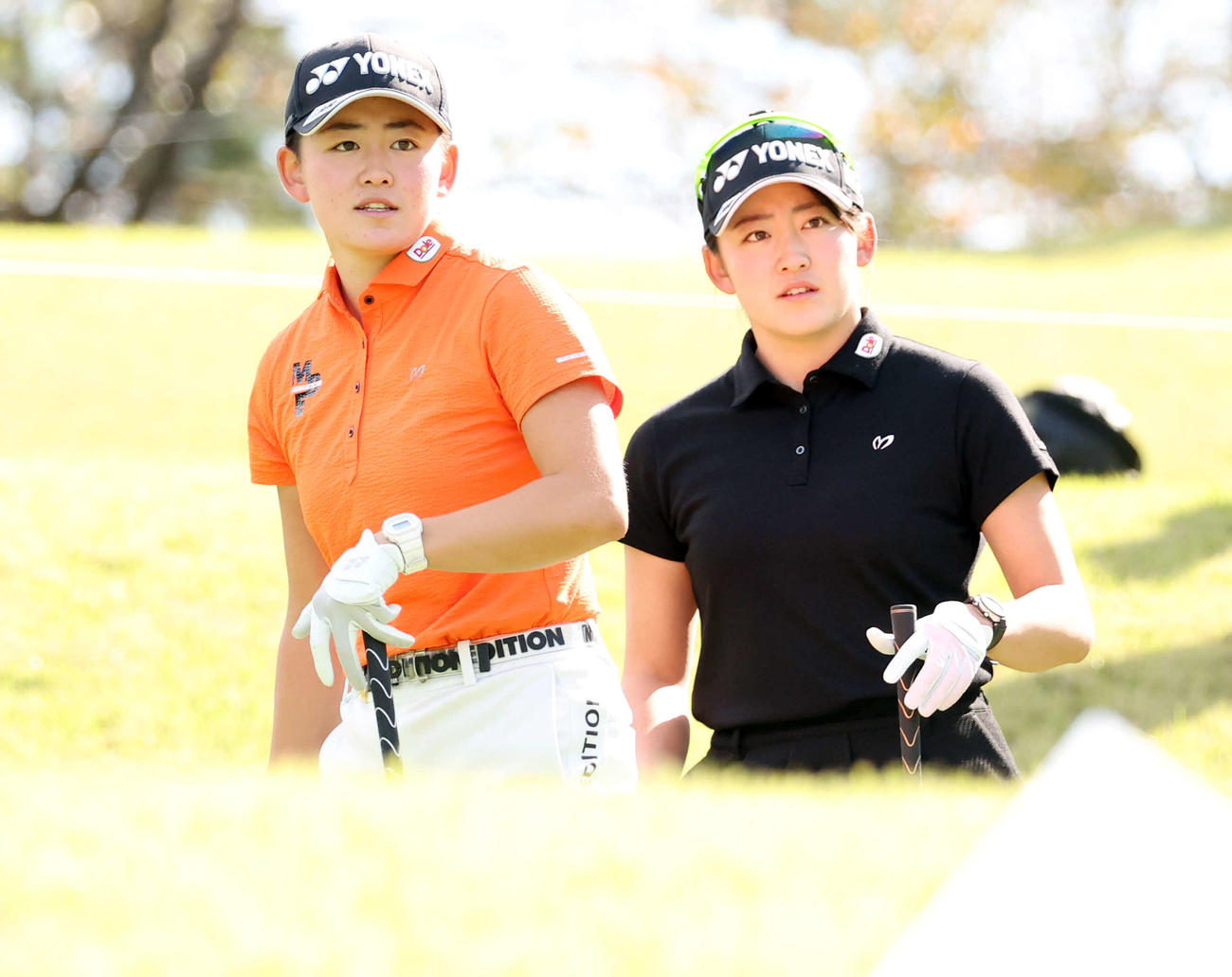 15番、ティーショットを放ち打球を見る岩井明（左）。右は岩井千（撮影・浅見桂子）