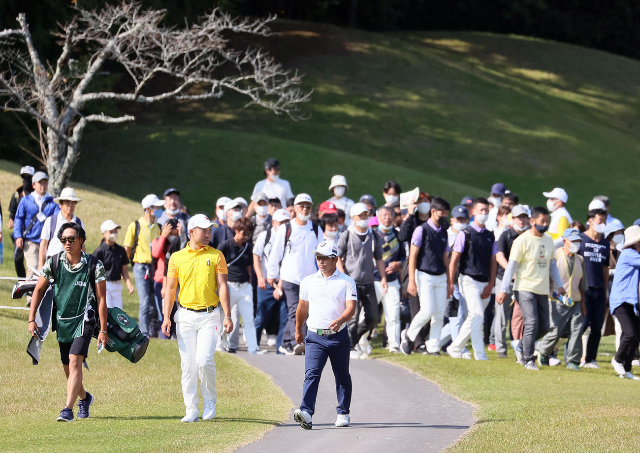 7番、ギャラリーを引き連れ移動する蝉川（中央）と比嘉（右）（撮影・上山淳一）