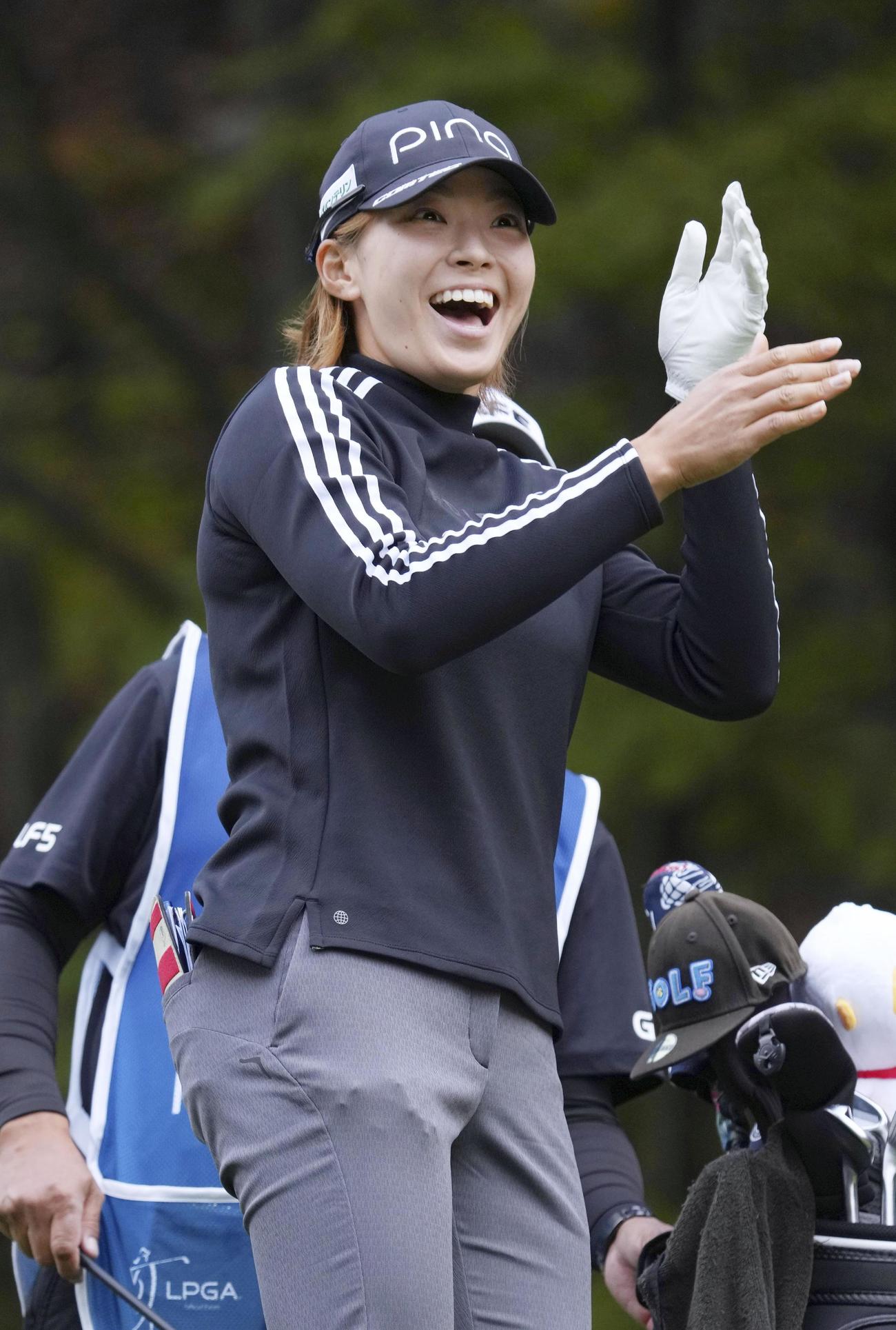 最終ラウンド、7番でホールインワンを決め喜ぶ渋野（共同）