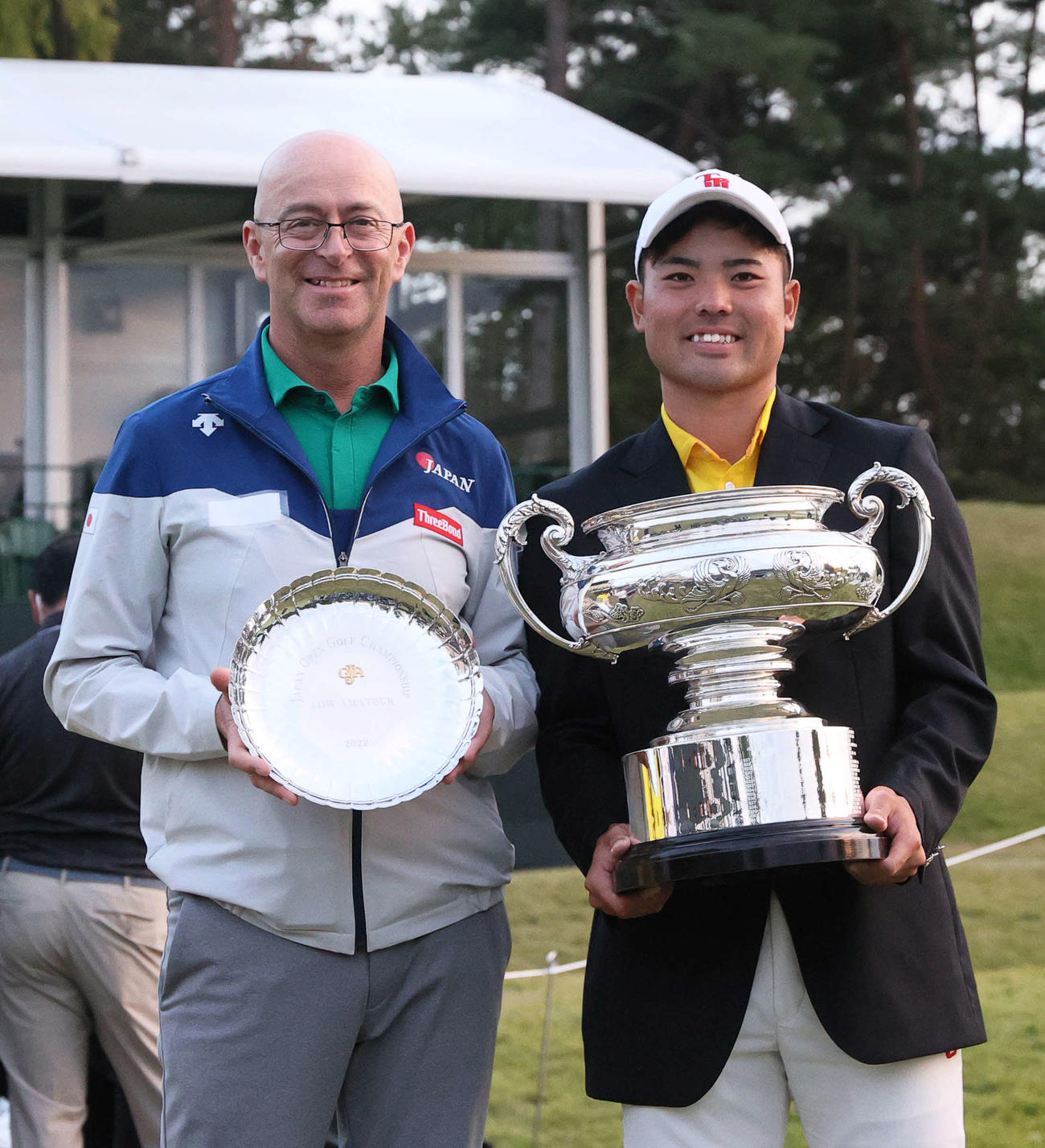 優勝を決めた蝉川（右）と記念撮影するJGAナショナルチームのガレス・ジョーンズヘッドコーチ（撮影・上山淳一）