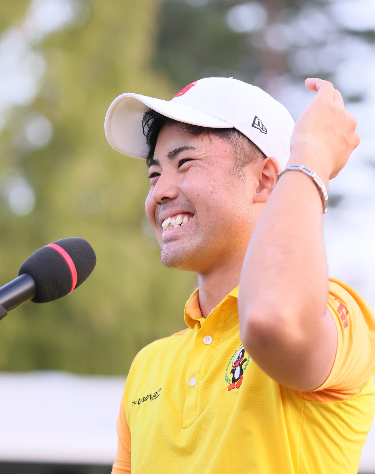 蝉川は優勝インタビューで笑顔を見せる（撮影・上山淳一）
