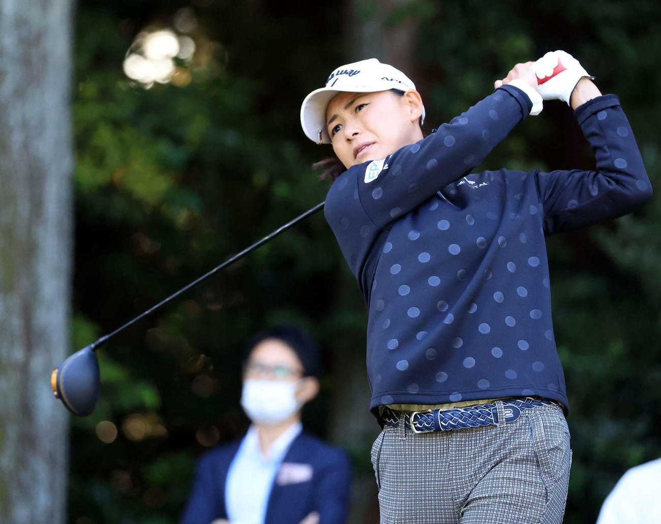 2番、ティーショットを放つ横峯（撮影・浅見桂子）