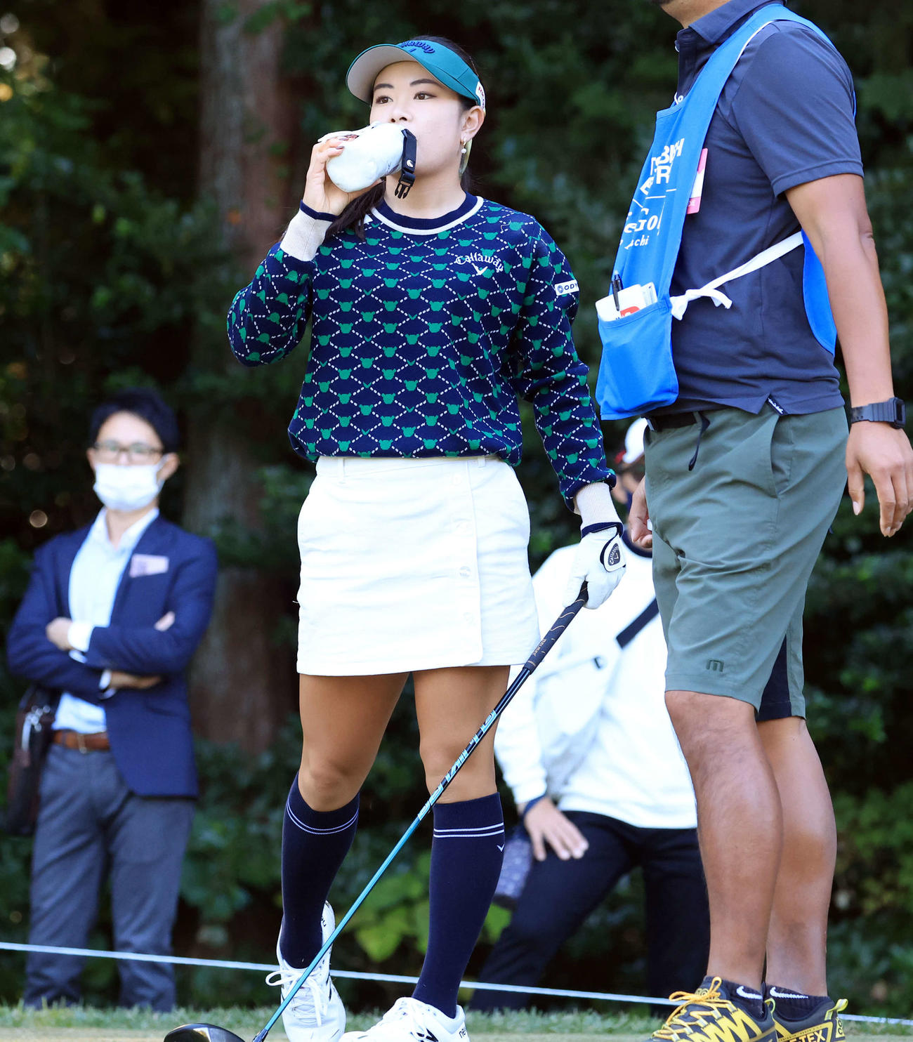 2番、ティーショット前、水を飲む河本（撮影・浅見桂子）