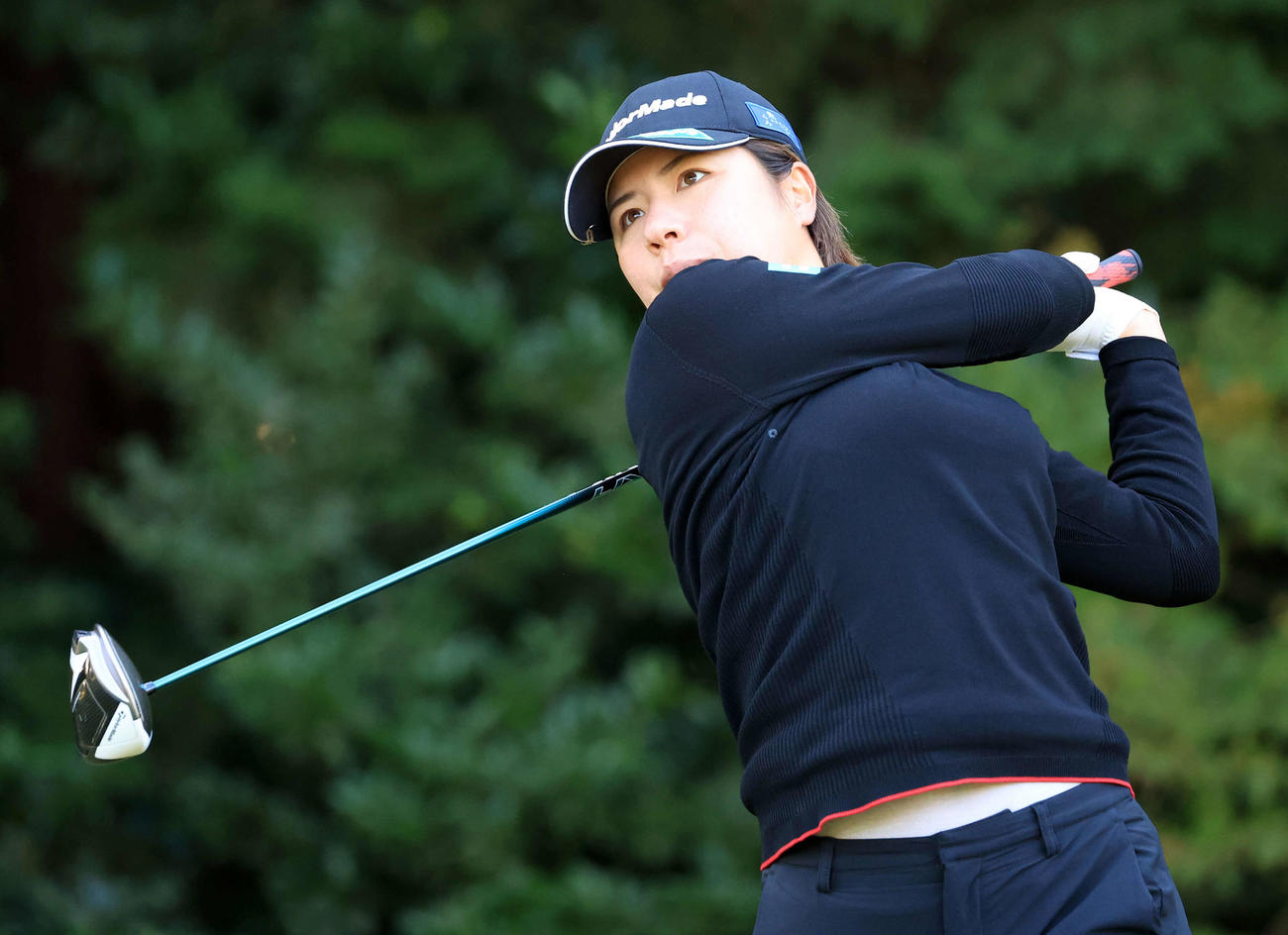 2番、ティーショットを放つ岡山（撮影・浅見桂子）