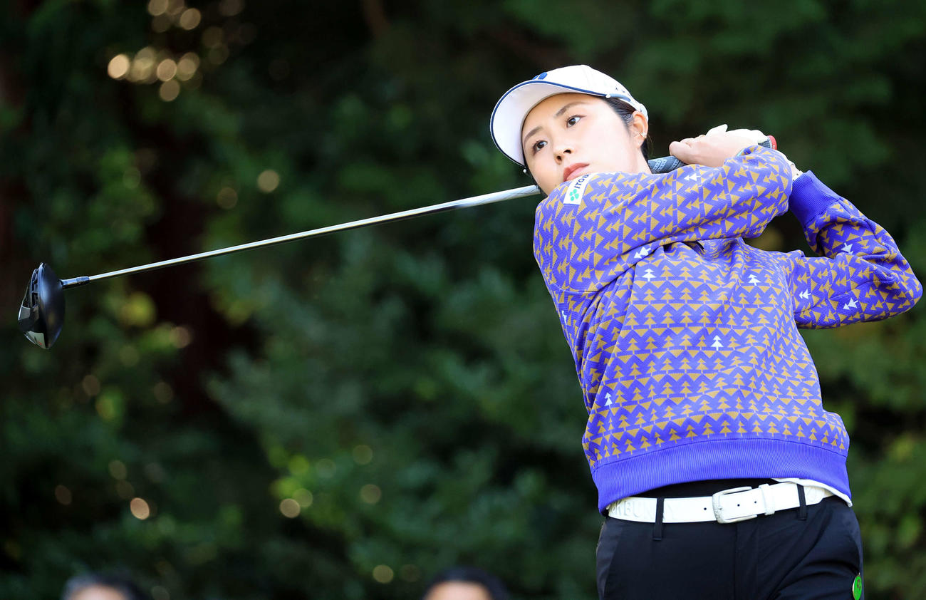 2番、ティーショットを放つ大里（撮影・浅見桂子）