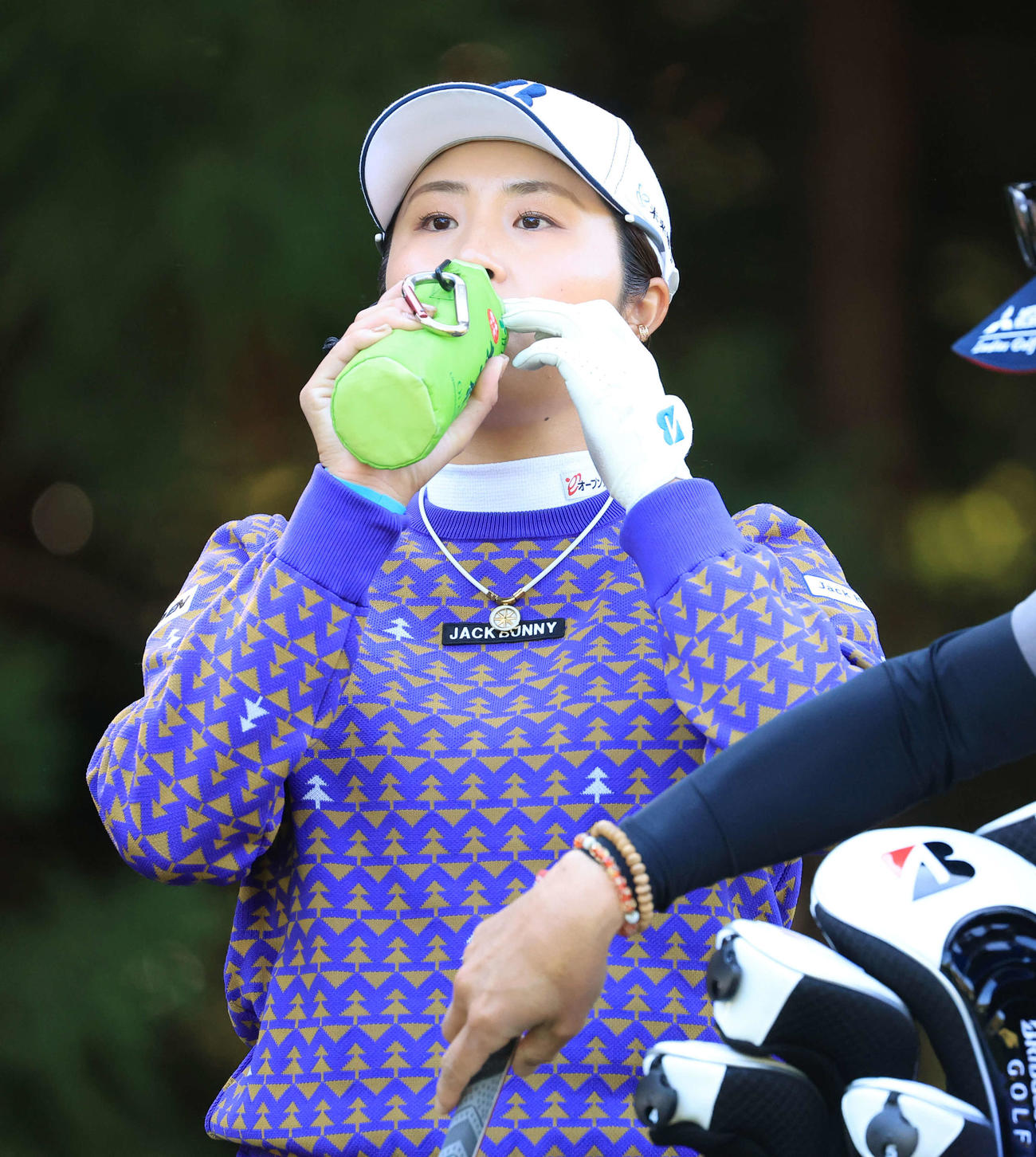 2番、ティーショットを放つ前、ドリンクを飲む大里（撮影・浅見桂子）