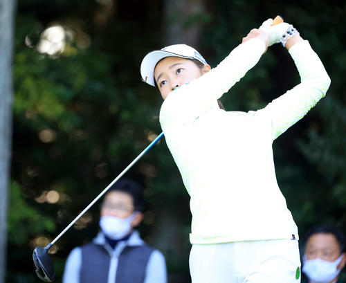 2番、ティーショットを放つ佐藤（撮影・浅見桂子）