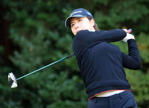 2番、ティーショットを放つ岡山（撮影・浅見桂子）