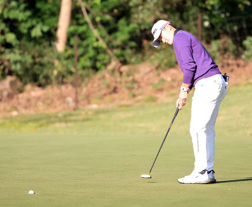 1番、バーディーを決める岩井明（撮影・浅見桂子）