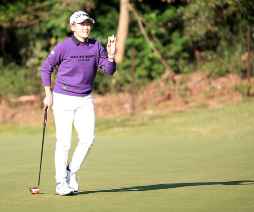 1番、バーディーを決め笑顔の岩井明（撮影・浅見桂子）