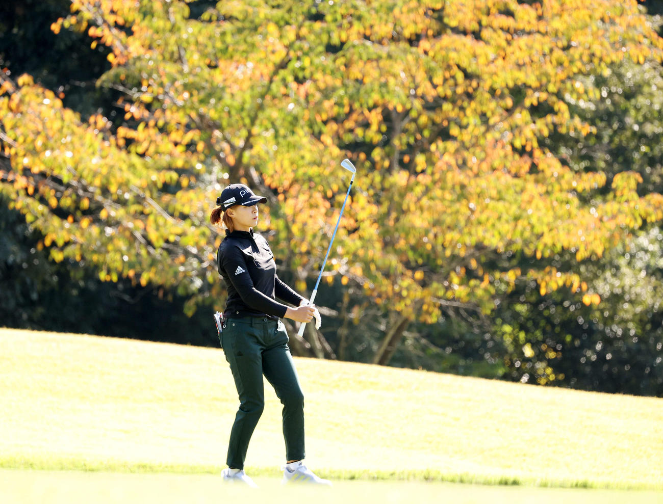 紅葉を背にショットを放つ渋野（撮影・浅見桂子）