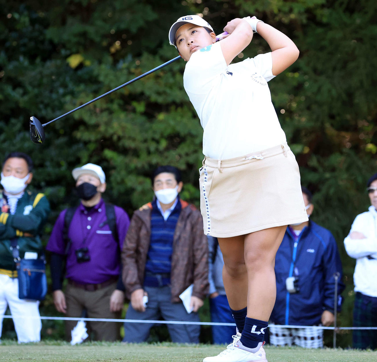 2番、ティーショットを放つ鈴木（撮影・浅見桂子）