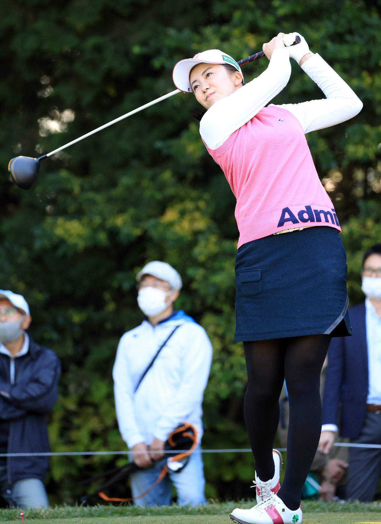 2番、ティーショットを放つ堀（撮影・浅見桂子）