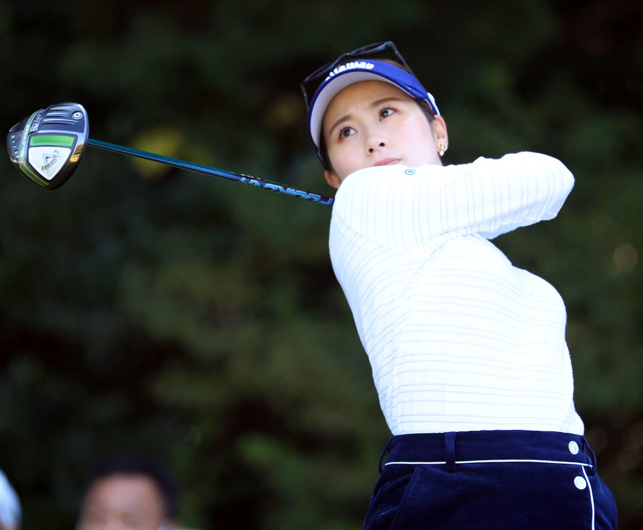 2番、ティーショットを放つ西村（撮影・浅見桂子）