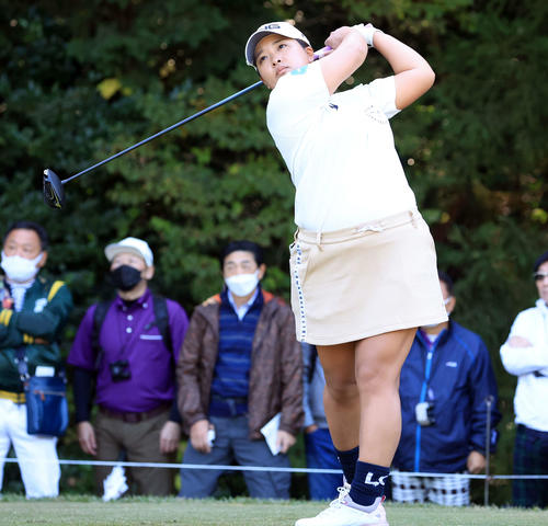 2番、ティーショットを放つ鈴木（撮影・浅見桂子）