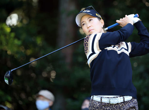 2番、ティーショットを放つ上田（撮影・浅見桂子）