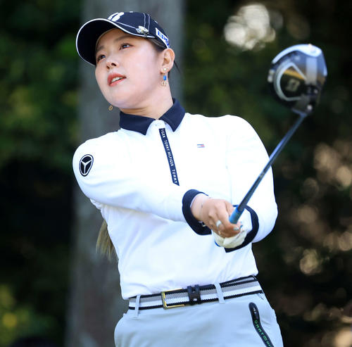 2番、ティーショットを放つ吉田（撮影・浅見桂子）