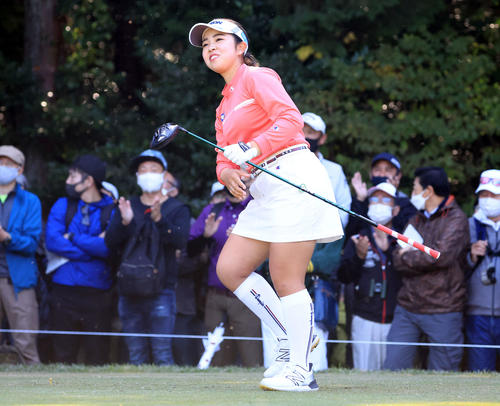2番、ティーショットを放つ山下（撮影・浅見桂子）