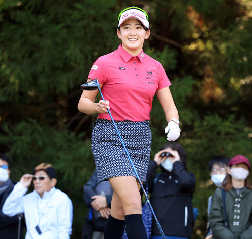 2番、ティーショットを放ち笑顔の岩井千（撮影・浅見桂子）