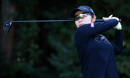 2番、ティーショットを放つ藤田（撮影・浅見桂子）