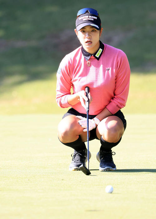 1番、ラインを読む原（撮影・浅見桂子）