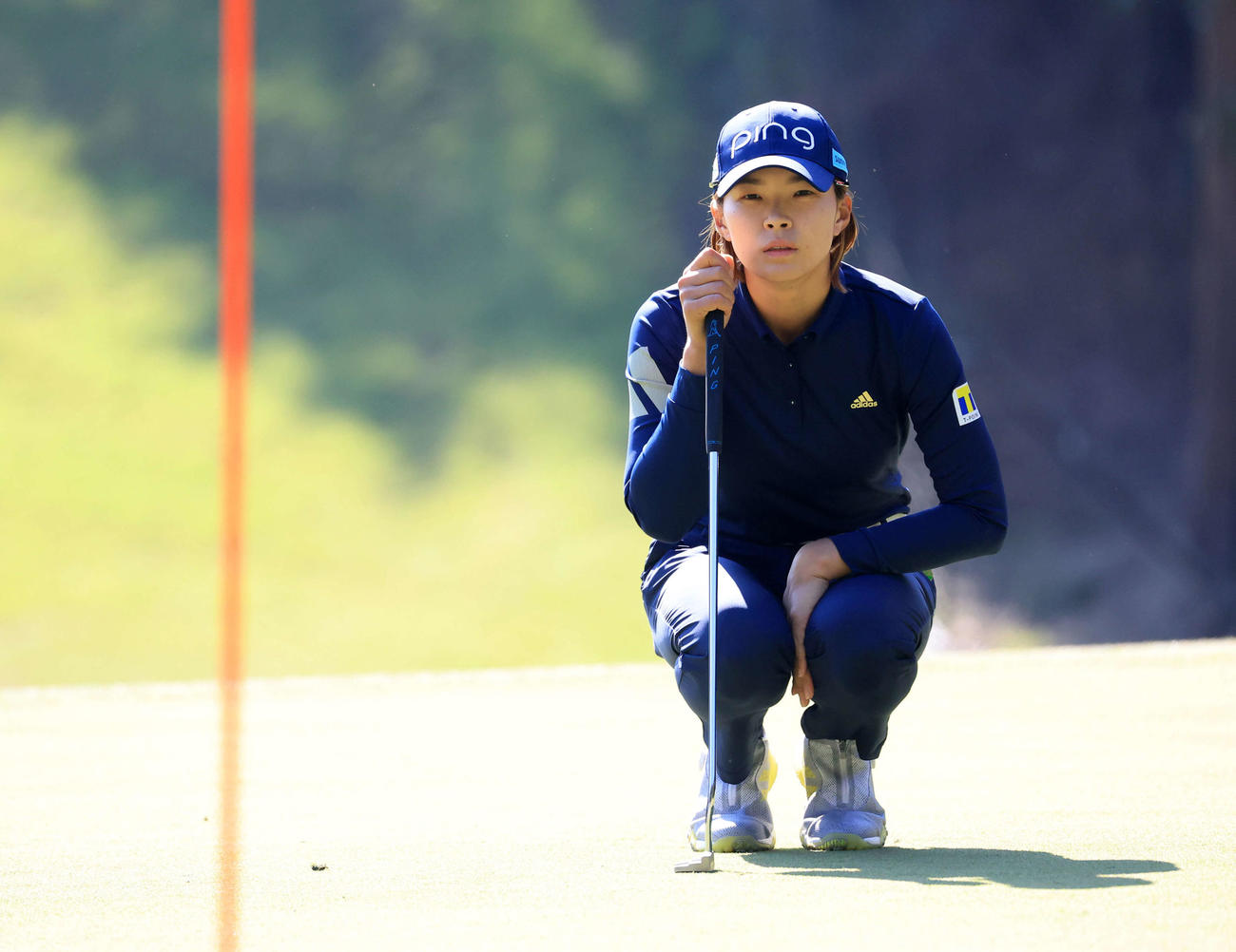 1番、ラインを読む渋野（撮影・浅見桂子）