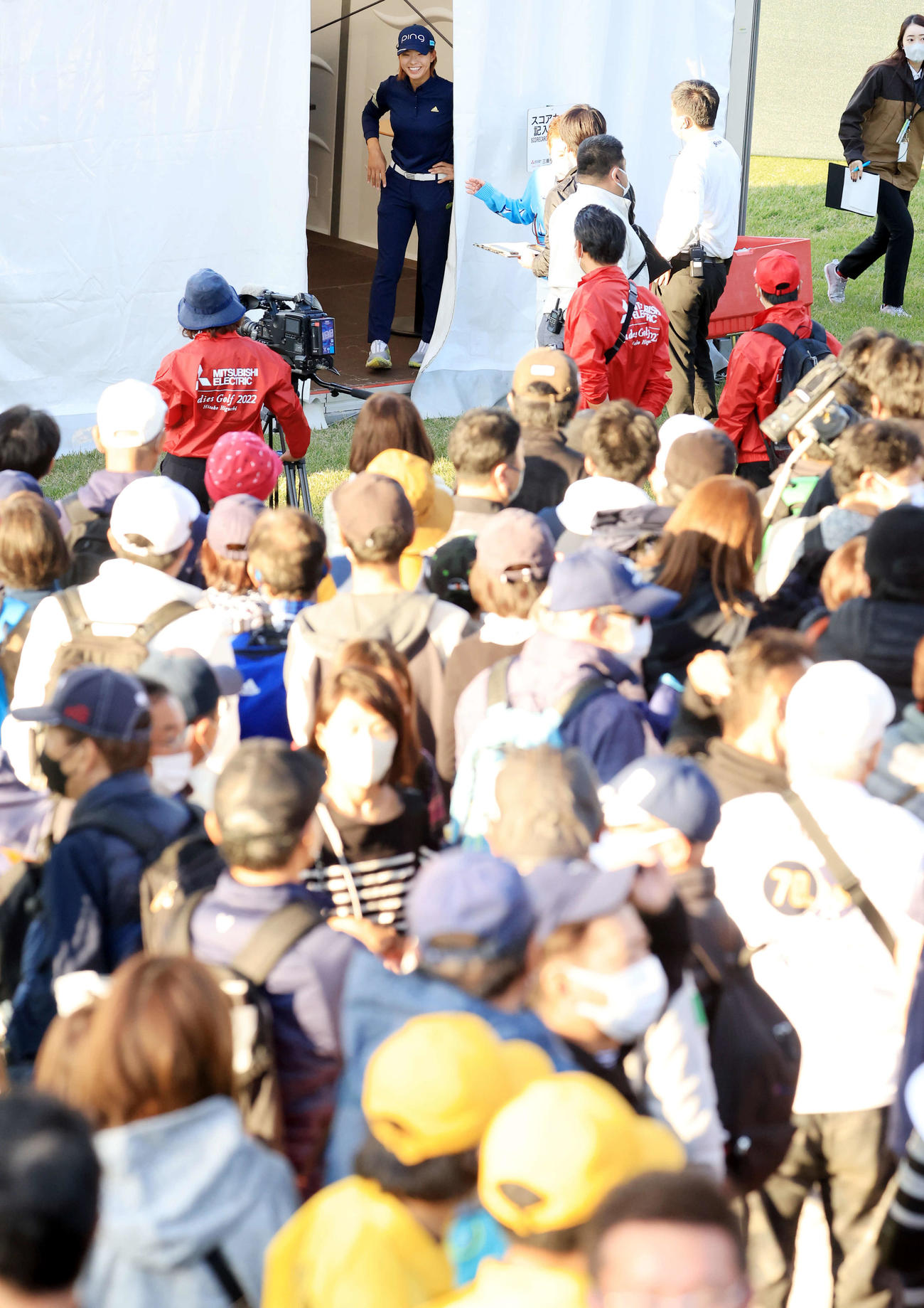 アテスト会場入り口にもギャラリーが押し寄せ、笑顔を見せる渋野日向子（上）（撮影・浅見桂子）