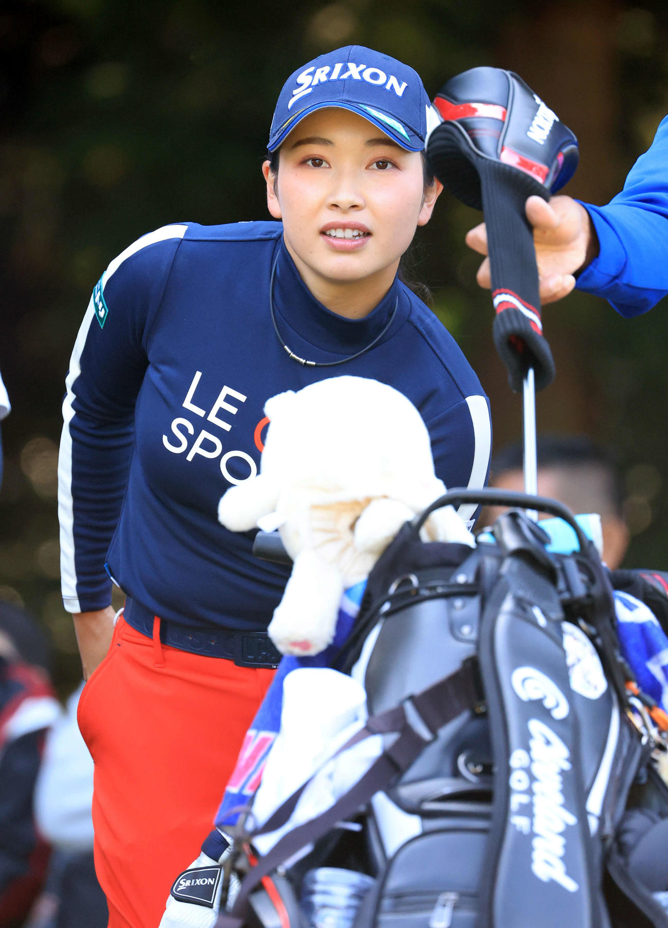 2番、ティーショットを放ち見つめる小祝（撮影・浅見桂子）