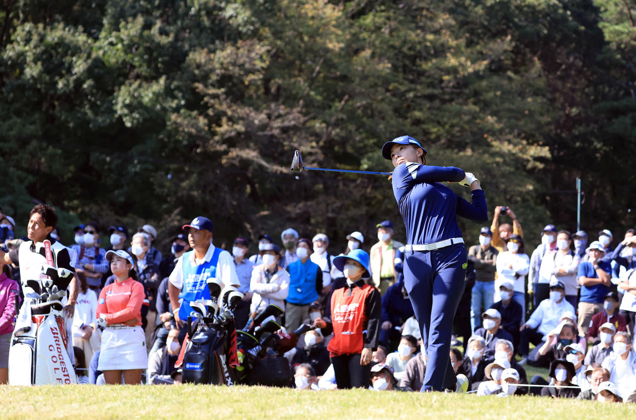9番、大勢のギャラリーの中、ティーショットを放つ渋野（撮影・浅見桂子）